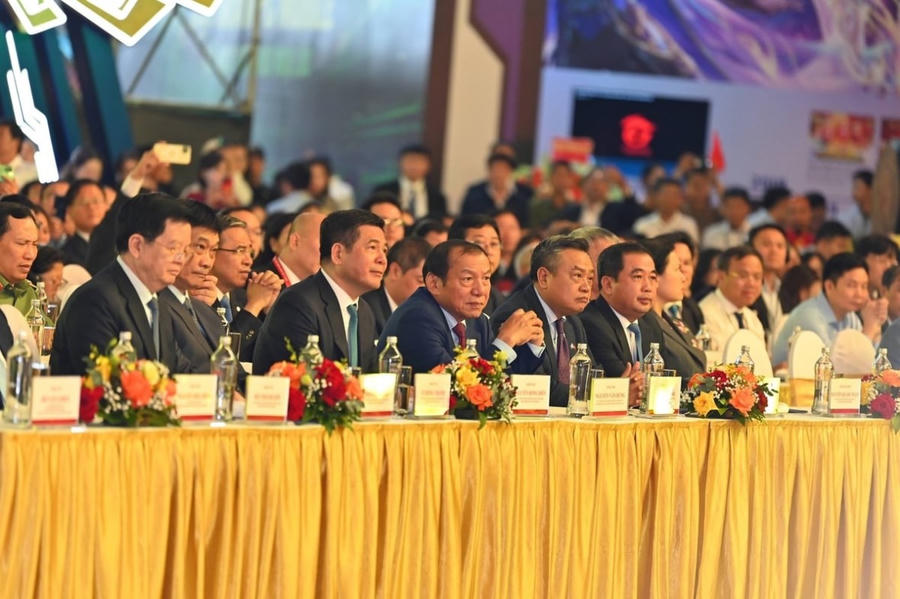 Nhiều lãnh đạo Đảng, Nhà nước dự khai mạc Hội chợ. (Ảnh: Giang Nam)
