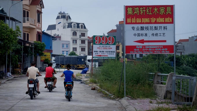 Những biển hiệu quảng cáo ven sông Ngũ Huyện Khê thuộc địa phận thôn Kim Bảng, xã Hương Mạc (thị xã Từ Sơn) toàn chữ Trung Quốc với vị trí, kích cỡ đều vi phạm luật quảng cáo.