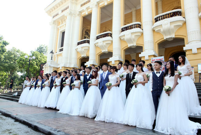 Khoảng 9h ngày 23-7, 40 cặp đôi cùng nhau tập trung tại quảng trường Nhà hát lớn tiến hành chụp album ảnh cưới tập thể.