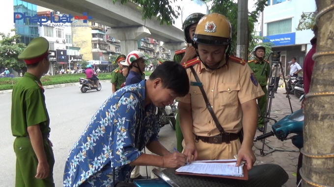 Chủ phương tiện trên cho rằng lỗi là do nhà hàng đã không đánh xe của khách hàng đi.