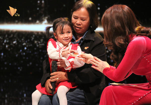 Sự xuất hiện của Pàng trên sân khấu gala Việc Tử Tế khiến ai từng biết đến em cũng bất ngờ.