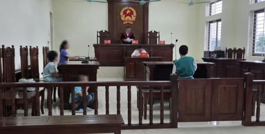 Ba đứa trẻ cùng mẹ tại phiên toà.