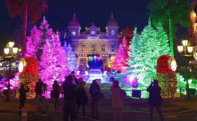 Tại Monaco, cây thông Noel và cả khu nhà vườn được trang trí đầy màu sắc và lung linh ánh sáng.  (Ảnh: Reuters)