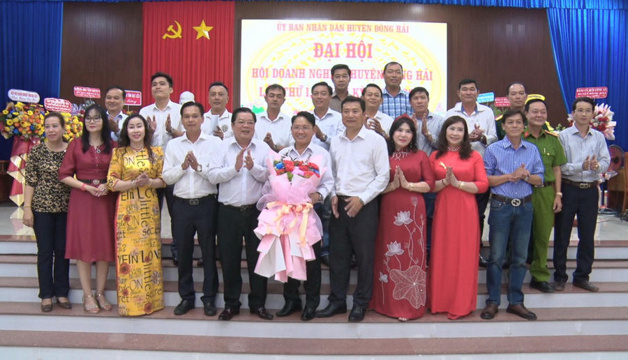 Lãnh đạo huyện Đông Hải và Sở, ngành tỉnh Bạc Liêu, tặng hoa cho Ban Chấp hành Hội Doanh nghiệp huyện Đông Hải (nhiệm kỳ 2024 – 2029) ra mắt và hứa hẹn.
