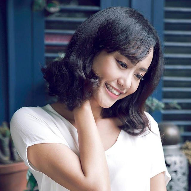 “Mẹ chồng tôi là cán bộ trong ngành thương mại và hiện bà đã về hưu. Tất cả hình ảnh, bài báo tôi không quan tâm nhưng mẹ chồng tôi lại lưu giữ khá đầy đủ. Tôi cảm thấy rất hạnh phúc vì tình cảm đó của mẹ”, diễn viên Hồng Ánh chia sẻ niềm hạnh phúc lớn của mình khi được bố mẹ chồng hết mực yêu thương và tâm lý.