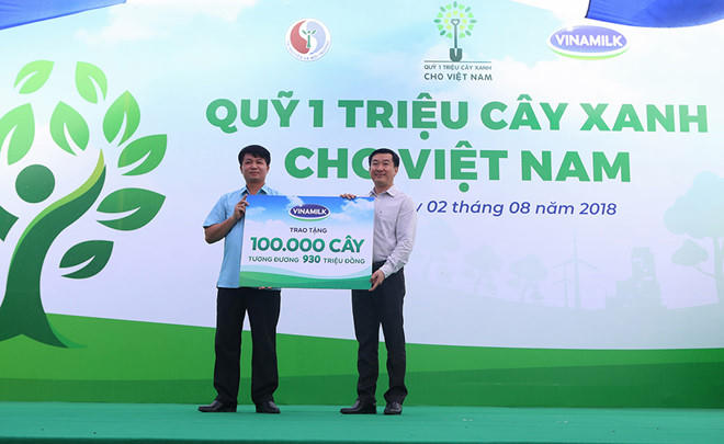 Ông Đỗ Thanh Tuấn - Giám đốc Đối Ngoại Vinamilk trao bảng tượng trưng tặng 100.000 cây cho ông Nông Quang Nhất - Giám đốc Sở Nông nghiệp - Phát triển nông thôn tỉnh Bắc Kạn.