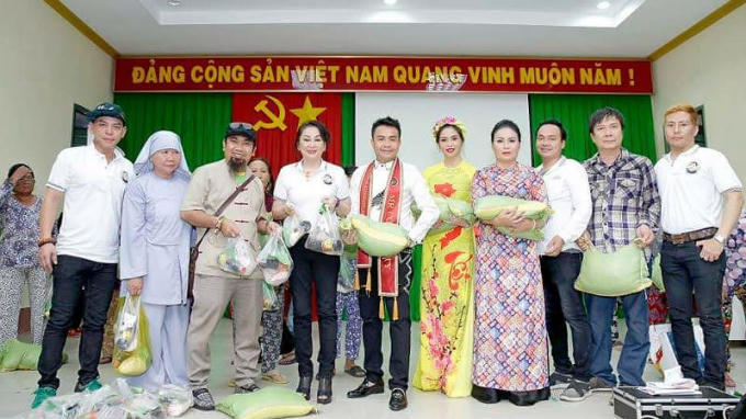 Bà Thảo (đứng giữa) trong một chuyến đi thiện nguyện.