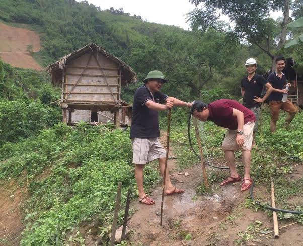 Tướng Hồ Sỹ Tiến (mũ cối) giúp đồng đội trong chuyến công tác.