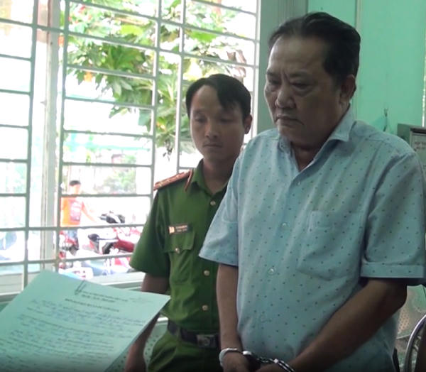 Ông Trần Hữu Thọ nghe đọc lệnh bắt giữ.