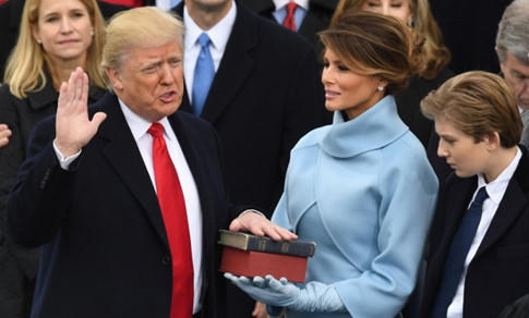 Ông Donald Trump tuyên thệ nhậm chức, tại Điện Capitol ngày 20.1, bên cạnh là gia đình ông - AFP