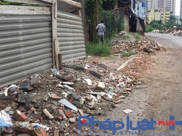 Chất thải xây dựng đổ ngổn ngang trên vỉa hè