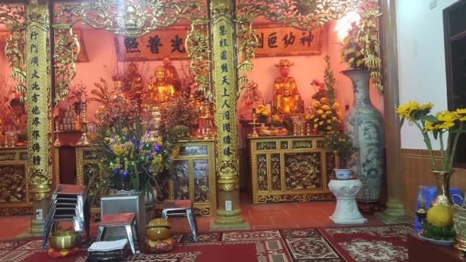 Bên trong ngôi chùa có đầy đủ tượng phật và các vật dụng cần thiết. Ảnh: Nhị Tiến