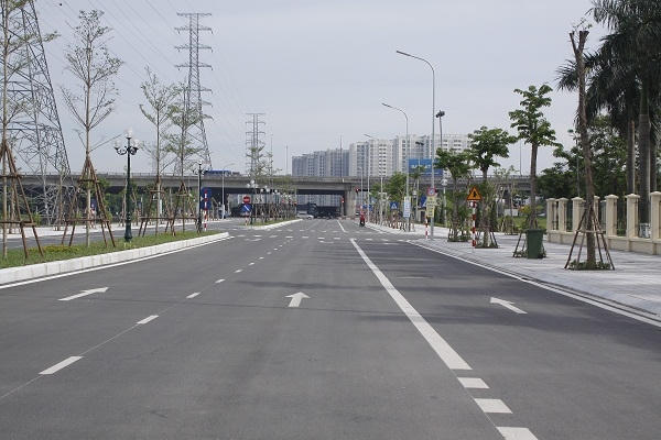Dự án đường phía Đông Khu trung tâm hành chính quận Hoàng Mai giai đoạn 1 có điểm đầu giao cắt với đường gom vành đai 3, điểm cuối giao với đường vào khu Đồng Tàu. Đường rộng 40 m, có 6 làn xe chạy, mỗi bên 3 làn, dải phân cách rộng 3 m.