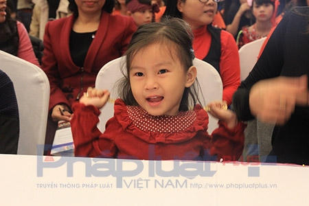 "Quan điểm của Bách là trong cuộc sống nếu có cơ hội, mình cứ trải nghiệm hết, và Bách muốn cả gia đình mình cùng học ngôn ngữ ký hiệu, thậm chí, con gái Bách 3 tuổi còn biết nhiều hơn Bách". Ảnh: Loan Bảo.