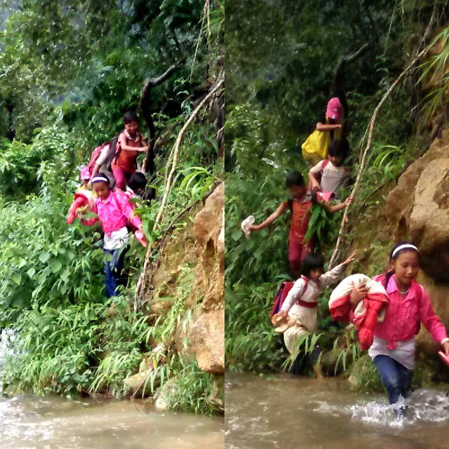 Thầy cô và học sinh đi qua khe núi trước khi vượt suối.