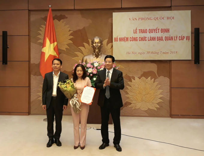 (Từ phải sang) Ông Phạm Đình Toản - Phó Bí thư Đảng Ủy VPQH, Phó Chủ nhiệm VPQH; Ông Hoàng Thanh Tùng - Phó Tổng thư ký Quốc hội, Phó Chủ nhiệm UB Pháp luật của Quốc hội - Chúc mừng Tân Phó TBT Báo Đại biểu nhân dân.