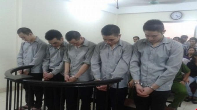 Các bị cáo trước vành móng ngựa.