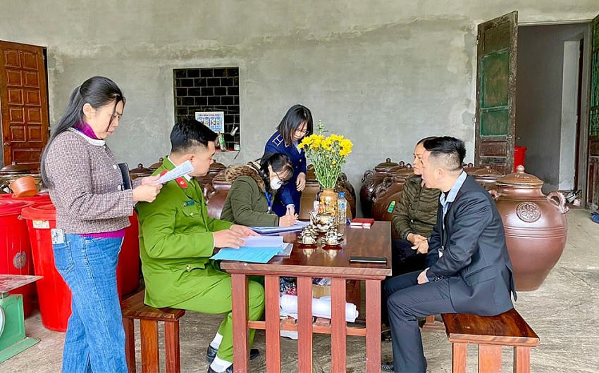 Đoàn kiểm tra liên ngành kiểm tra công tác đảm bảo vệ sinh an toàn thực phẩm tại các cơ sở sản xuất kinh doanh tren địa bàn huyện Yên Binh. (Ảnh: Báo Yên Bái).