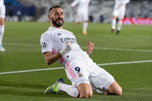 Trong năm mà Real Madrid thành công với chức vô địch La Liga, Benzema là cái tên sáng nhất. Cầu thủ người Pháp đã thi đấu vô cùng xuất sắc khi đóng góp 21 bàn thắng ở La Liga. Sang mùa này, anh cũng tiếp tục thi đấu khá tốt khi ghi 12 bàn sau 19 trận trên mọi đấu trường. Có con số thống kê là Benzema đã ghi 45 bàn trong tổng số 151 bàn của toàn đội Real Madrid ở kỷ nguyên thứ 2 của Zidane (chiếm 30%).