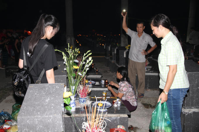 Hơn 3000 ngọn nến tri &acirc;n được thắp tại nghĩa trang liệt sĩ H&agrave; Nội