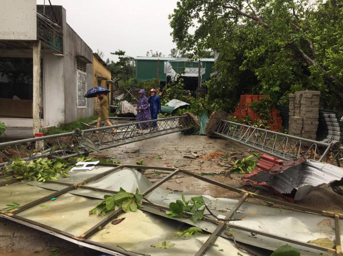 H&agrave;ng trăm nh&agrave; d&acirc;n bị lốc xo&aacute;y &ldquo;t&agrave;n ph&aacute;&rdquo; trong đ&ecirc;m