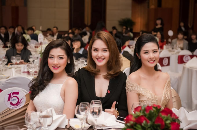 Các người đẹp trở thành tâm điểm thu hút mọi ánh nhìn trong đêm dạ tiệc.