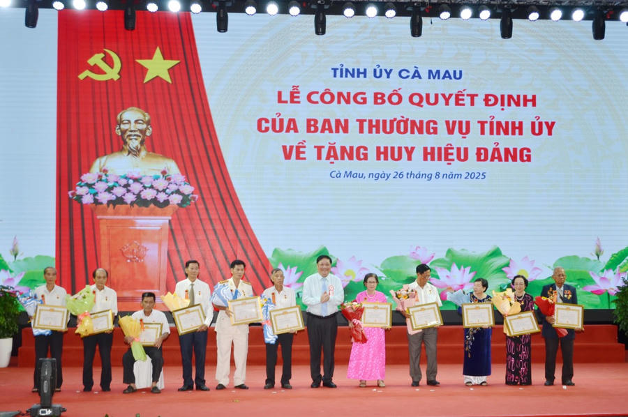 Lãnh đạo tỉnh Cà Mau đã trao tặng Huy hiệu Đảng cho các đảng viên.