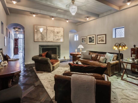 Hè năm 2016, Taylor Swift thuê lại căn hộ ở Manhattan với giá 40.000 USD (gần 1 tỷ VND) một tháng để làm nơi nghỉ ngơi sau lịch trình làm việc dày đặc. Căn hộ này cũng được trang trí theo lối kiến trúc cổ điển, với tông màu trầm chủ đạo. Ảnh: Bussiness Insider.