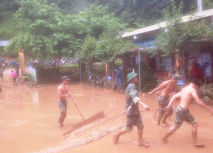 Điện Bi&ecirc;n: Th&ecirc;m số người thiệt mạng trong mưa lũ, Bộ đội Bi&ecirc;n ph&ograve;ng bơi trong nước để cứu hộ
