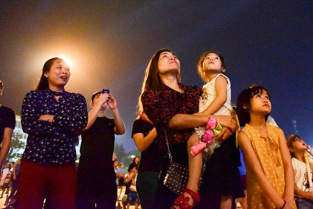 M&atilde;n nh&atilde;n với m&agrave;n ph&aacute;o hoa trong đ&ecirc;m khai hội Đền H&ugrave;ng 2019