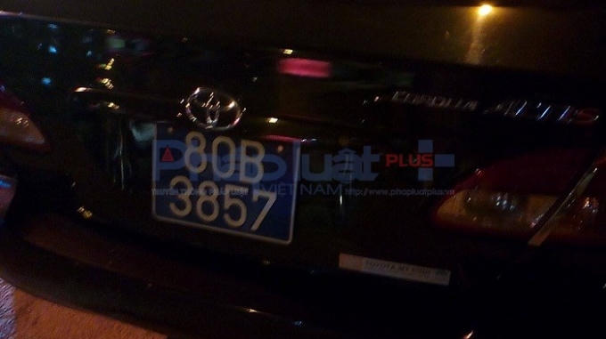 Chiếc xe ô tô biển xanh bị chiếc xe máy đâm nát phần đầu.