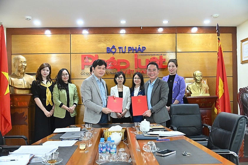 Đại diện Lãnh đạo Báo Pháp luật Việt Nam và Cục Công nghệ thông tin ký biên bản bàn giao công tác quản lý, duy trì, phát triển nội dung thông tin, truyền thông của Cổng Thông tin điện tử Bộ Tư pháp. Ảnh Sơn TùngĐại diện Lãnh đạo Báo Pháp luật Việt Nam và Cục Công nghệ thông tin ký biên bản bàn giao công tác quản lý, duy trì, phát triển nội dung thông tin, truyền thông của Cổng Thông tin điện tử Bộ Tư pháp. Ảnh Sơn Tùng