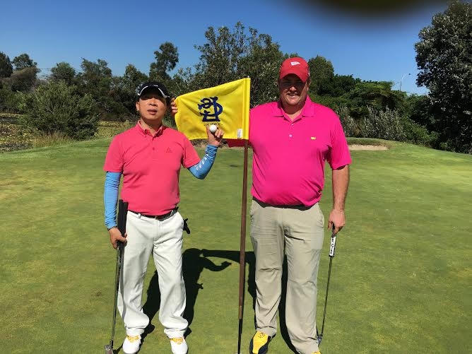 Ông Scott Riddick và học viên tại The Lakes (sân Golf lâu đời và danh tiếng nhất tại Australia - nơi golf thủ vĩ đại Tiger Woods từng chơi tại giải Australia open cách đây 3 năm).