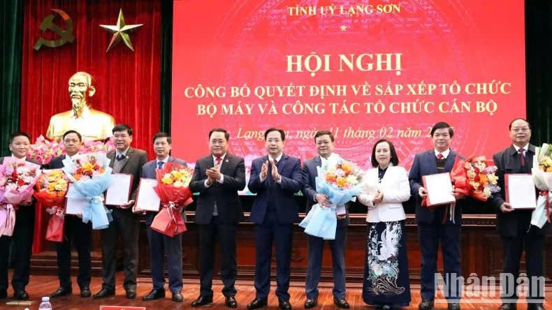 Ông Hoàng Văn Nghiên, Bí thư tỉnh ủy và ông Hồ Tiến Thiệu, Chủ tịch UBND tỉnh Lạng Sơn trao quyết định và tặng hoa chúc mừng các lãnh đạo, nguyên lãnh đạo Đảng ủy các cơ quan Đảng tỉnh.