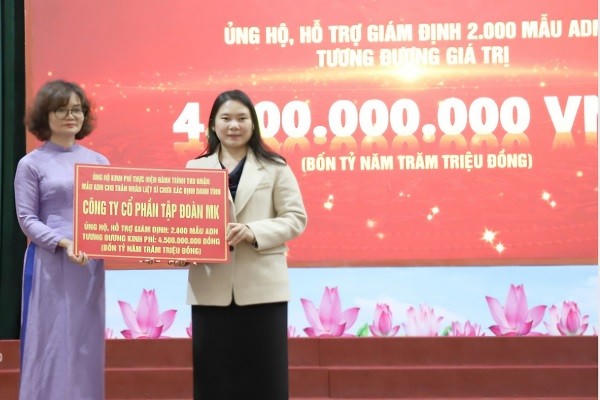 Đại diện doanh nghiệp trao biển tượng trưng hỗ trợ nguồn lực phục vụ công tác thu nhận giám định mẫu ADN.