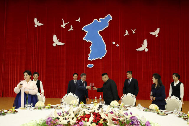 Nhà lãnh đạo Kim Jong-un cho biết cuộc gặp với Tổng thống Moon sẽ trở thành "cơ hội lịch sử" với những người dân Hàn Quốc và Triều Tiên mong muốn phát triển quan hệ liên Triều. Bản đồ bán đảo Triều Tiên thống nhất và hình ảnh những cánh chim hòa bình đã được gắn lên tấm phông tại bữa tiệc