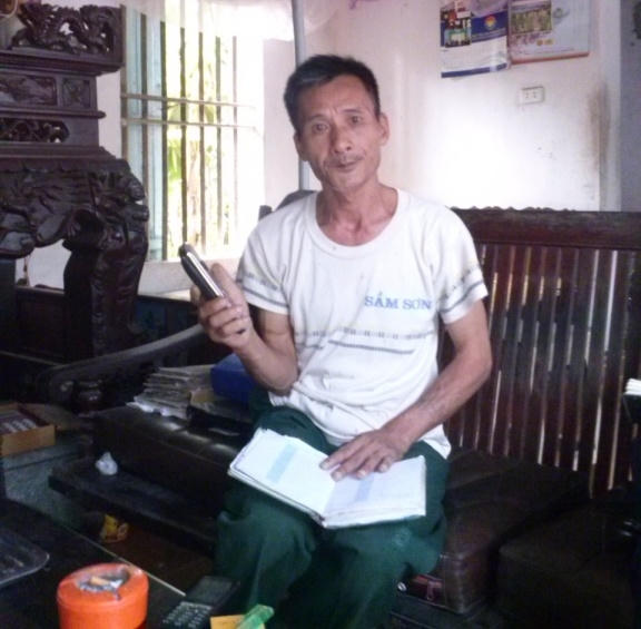 Với chiếc điện thoại của m&igrave;nh, &ocirc;ng đ&atilde; kết nối th&ocirc;ng tin cho biết bao phần mộ liệt sỹ về với người th&acirc;n