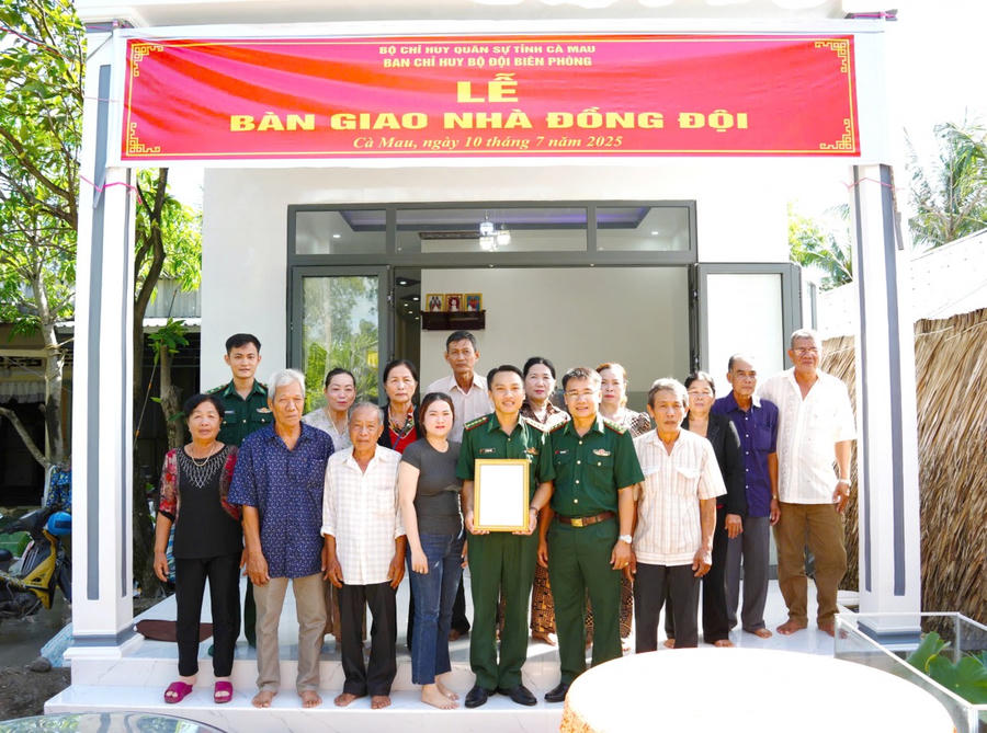 Đại diện Bộ Đội Biên phòng tỉnh Cà Mau trao quyết định tặng “Nhà đồng đội” cho đồng chí Lý Hoàng Diệu.