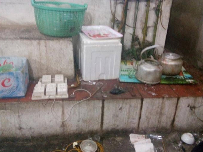 Đồ đạc trong quán bị nhóm côn đồ đập vỡ tung tóe.