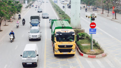 Nhiều phương tiện lưu thông cùng làn với xe buýt nhanh. Ảnh: MĐ