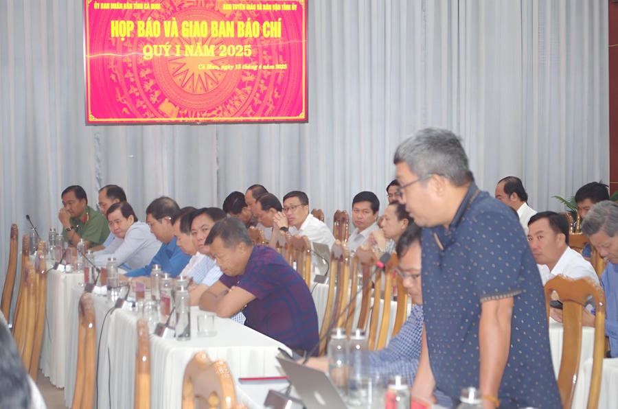Phóng viên Hữu Lễ - Tạp chí điện tử Bất động sản Việt Nam, đặt câu hỏi tại buổi họp báo.
