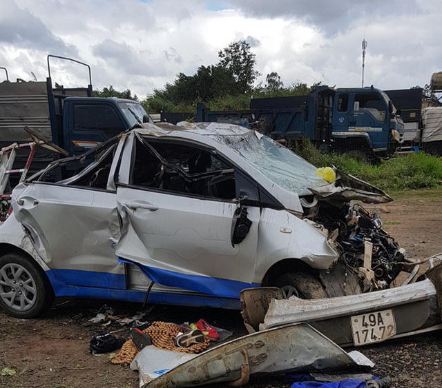 Chiếc taxi bị hư hỏng hoàn toàn.