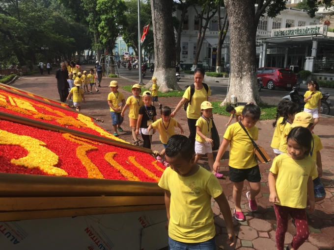 Hàng trăm em nhỏ vô cùng thích thú trong ngày vui trọng đại của đất nước.