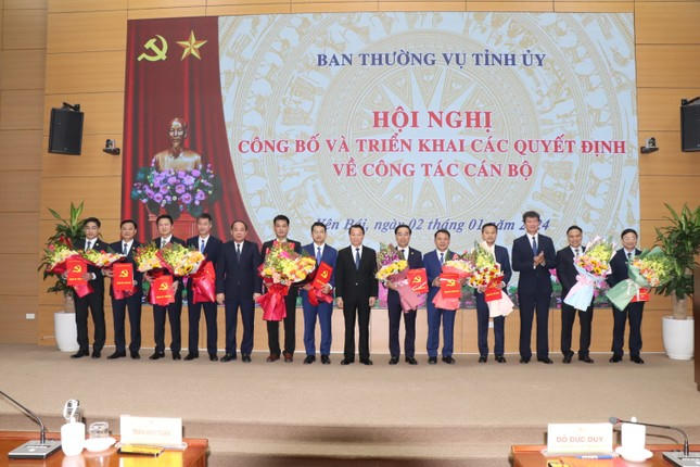 Lãnh đạo tỉnh Yên Bái tặng hoa, chúc mừng các đồng chí được điều động, bổ nhiệm.