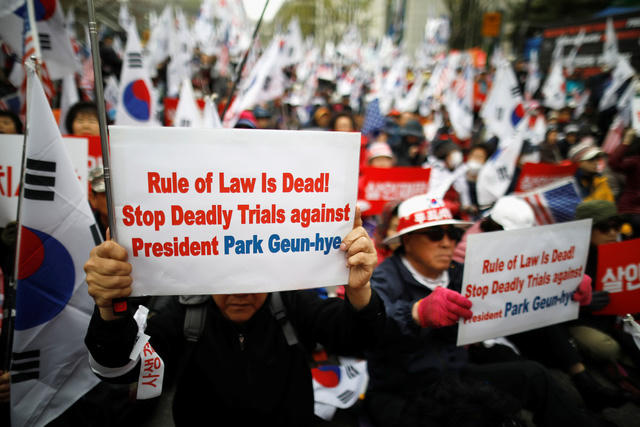 Các thành viên nhóm dân quyền bảo thủ ủng hộ bà Park Geun Hye tập trung bên ngoài tòa án ở Seoul ngày 6/4 để ủng hộ bà cựu tổng thống với các biểu ngữ yêu cầu ngừng xét xử bà Park.  Ảnh: REUTERS