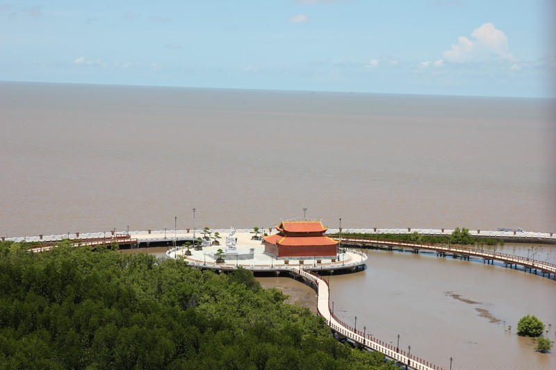 Đền thờ Lạc Long Quân và Tượng Mẹ tại Đất Mũi.