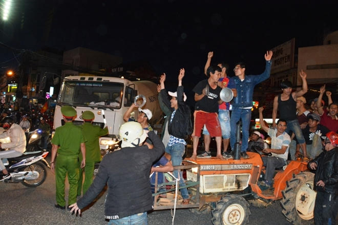 Những chiếc xe máy cày được đưa vào trung tâm TP Đà Lạt.