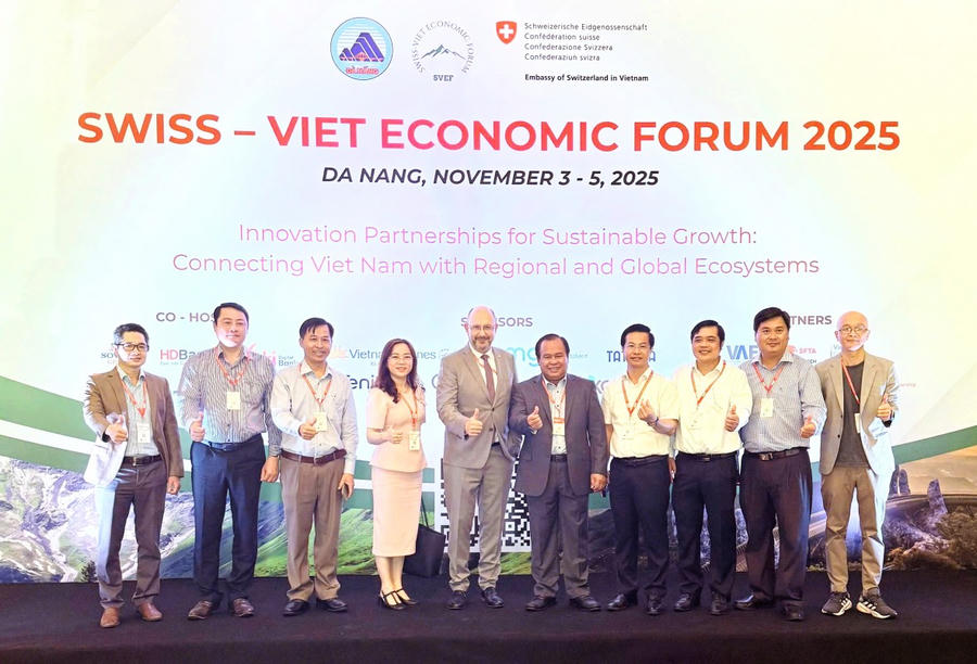 Đại sứ Thụy Sĩ tại Việt Nam Thomas Gass chụp ảnh lưu niệm với ông Nguyễn Minh Luân - Ủy viên BTV Tỉnh ủy, Phó Chủ tịch UBND tỉnh Cà Mau (thứ năm, bên phải sang) và thành viên Đoàn công tác.