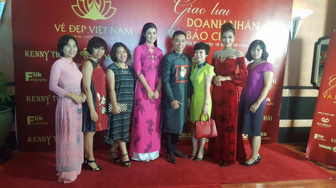 Ban tổ chức chụp ảnh lưu niệm cùng các Nhà báo và người hâm mộ.