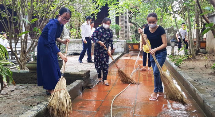 Người dân đến nhà thờ quét dọn